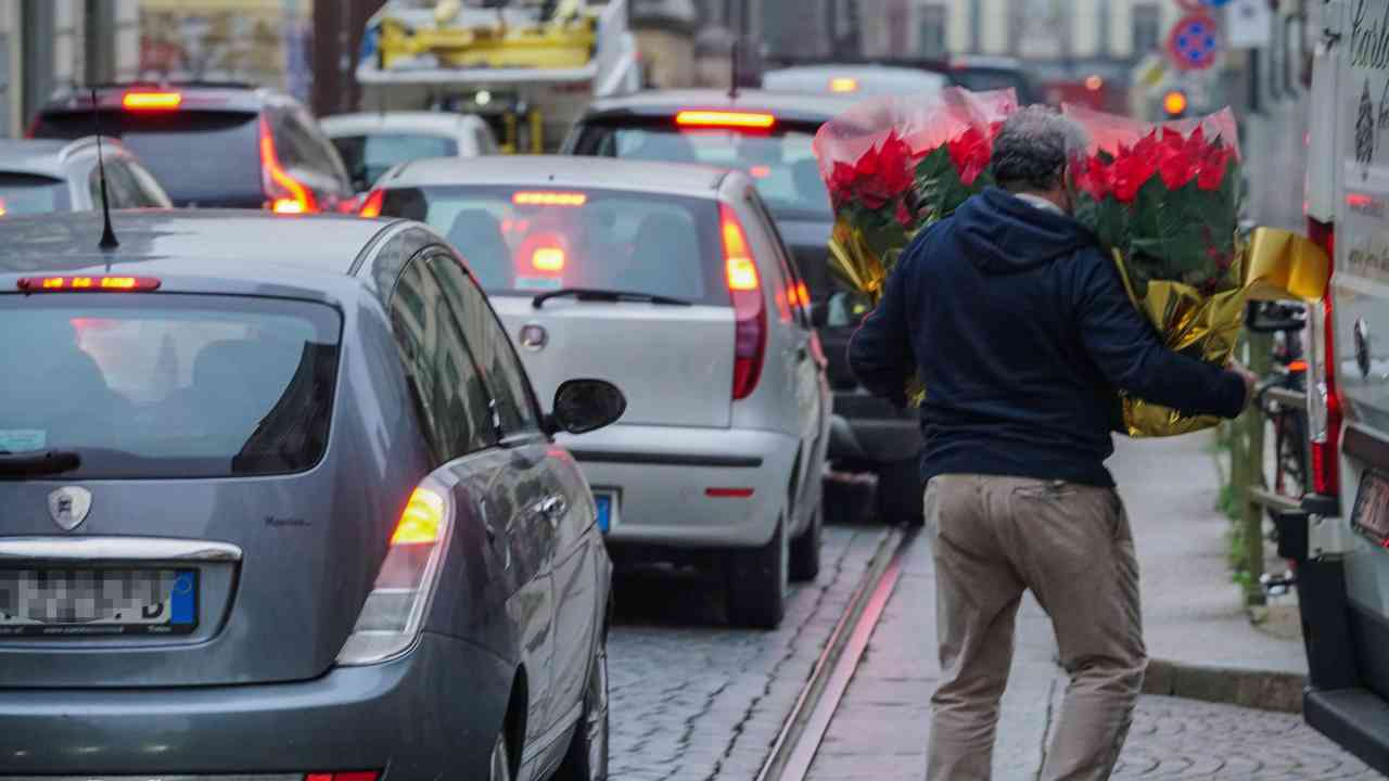 Diverse automobili in strada