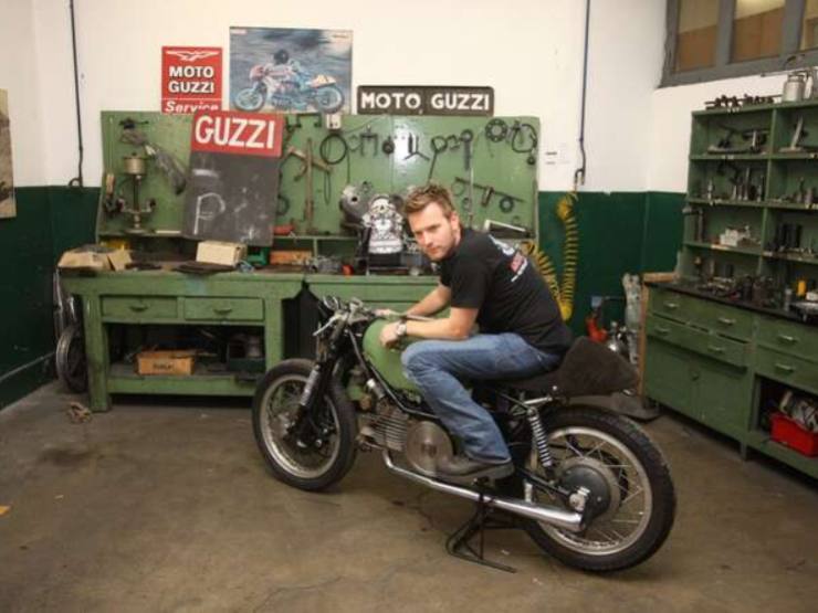Ewan McGregor Moto Guzzi 25 ottobre 2022 fuoristrada.it
