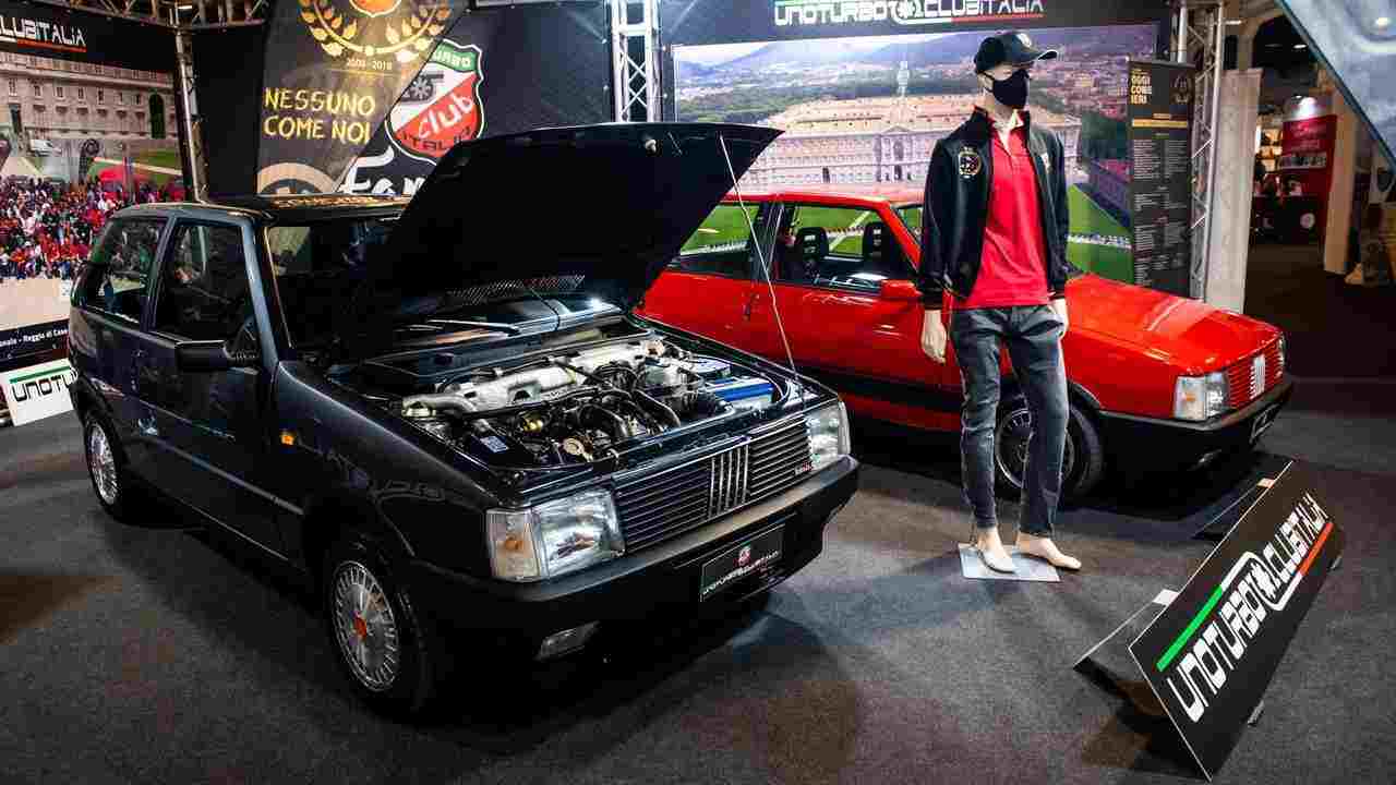 Fiat Uno Turbo con cofano aperto