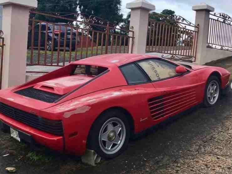 La Ferrari Testarossa abbandonata