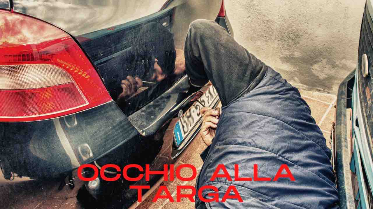 Attento alla targa dell'auto