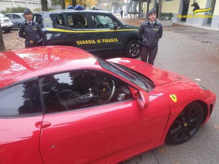 Ferrari contraffatta (Guardia di Finanza di Asti) 24 novembre 2022 fuoristrada.it