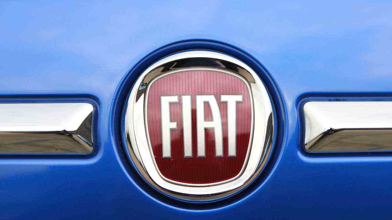Logo Fiat 500 (Ansa) 16 novembre 2022 fuoristrada.it