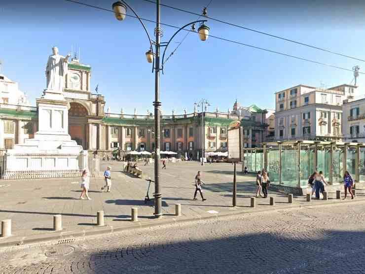 Piazza Dante a Napoli (Google Street) 22.11.2022 fuoristrada