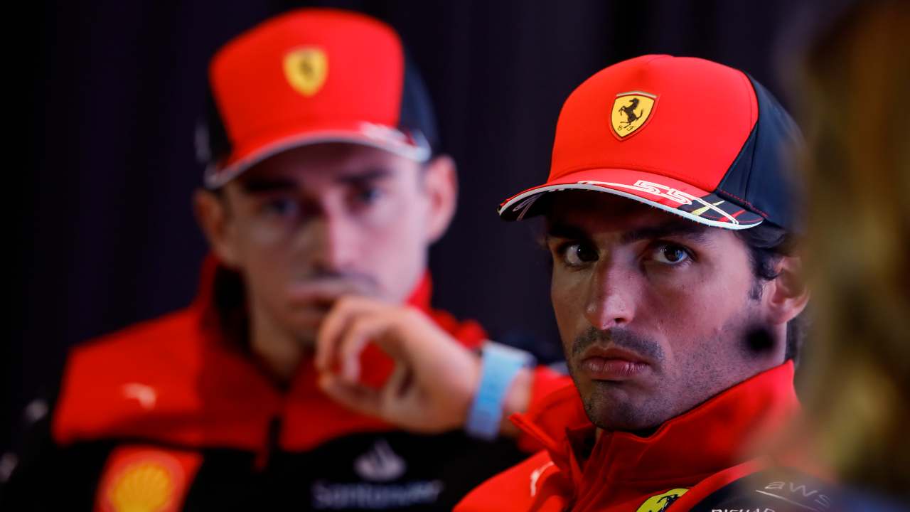 Carlos Sainz in compagnia di Charles Leclerc 23 novembre 2022 fuoristrada.it