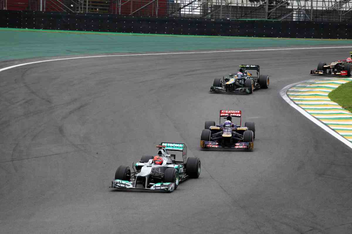 Michael Schumacher in procinto di completare la prima serie di curve sul circuito di Interlagos, nel 2012: fu l'ultima della sua carriera 25 novembre 2022 fuoristrada.it