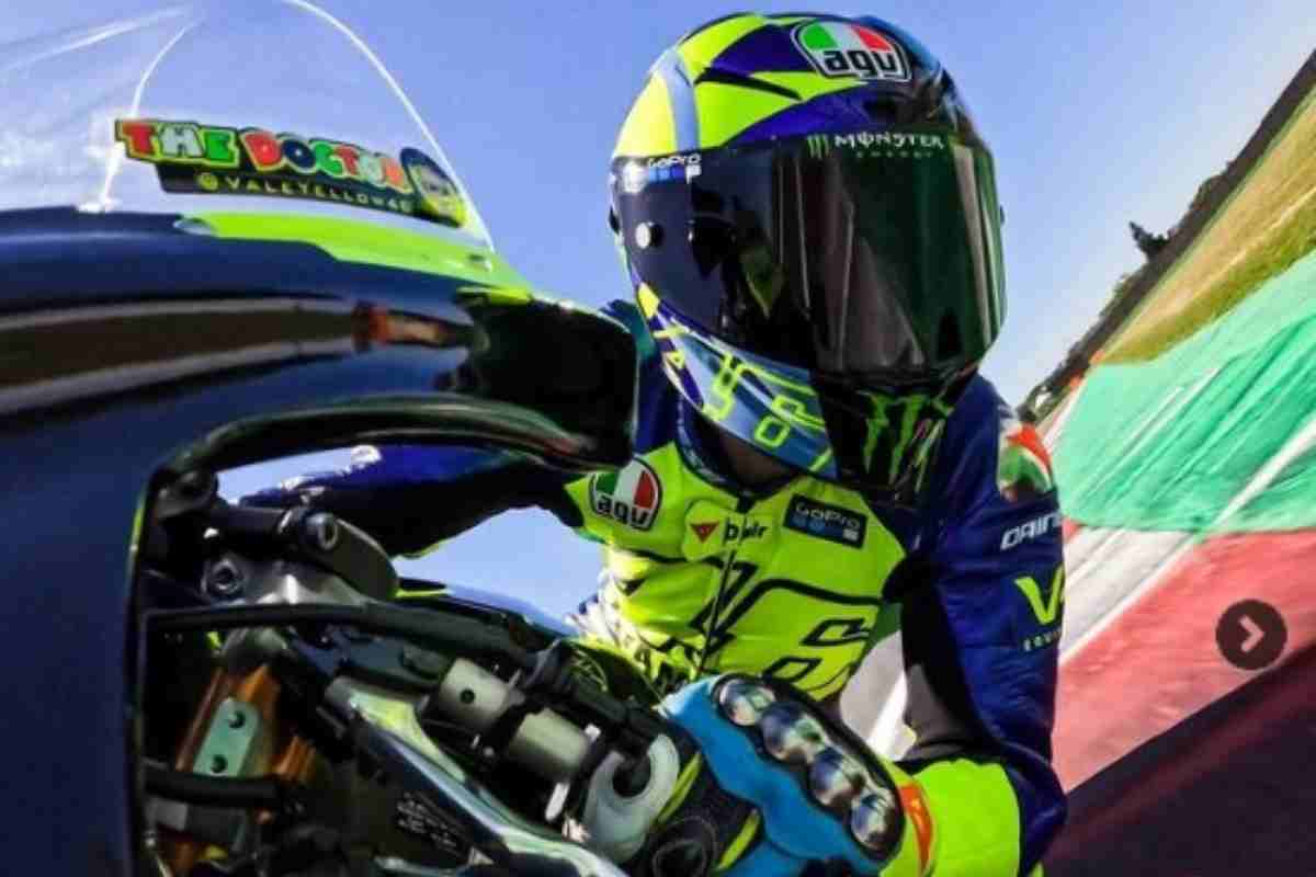 Valentino Rossi in pista: insieme ad altri fuoriclasse delle due ruote, correrà nella 100 km dei campioni (Instagram) 25 novembre 2022 fuoristrada.it