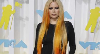 Avril Lavigne, passione da fuoristrada: il video in cui “romba” esalta i fan