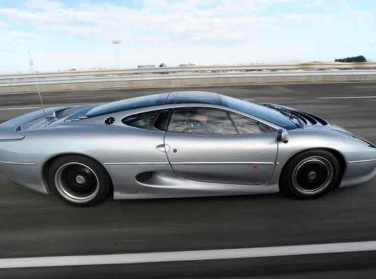 Jaguar XJ220 22122022 fuoristrada