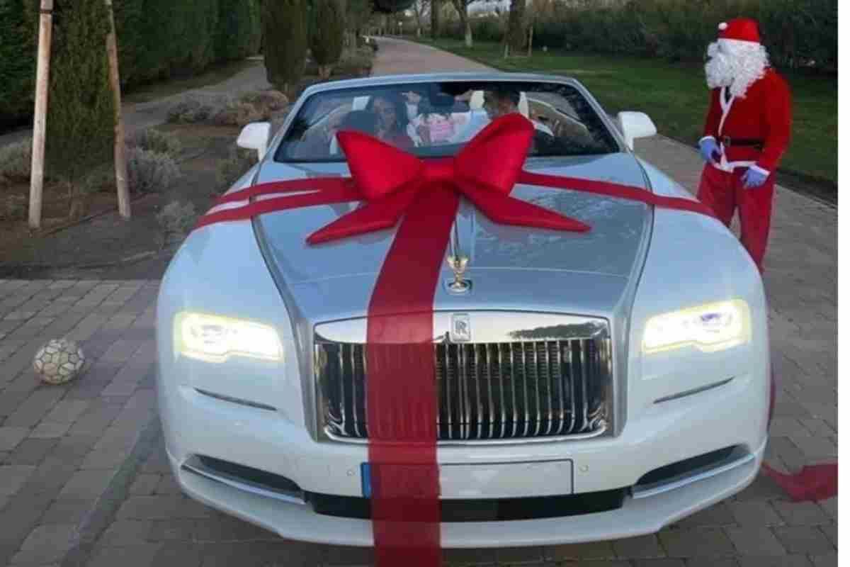 La Rolls Royce regalata a Cristiano Ronaldo (Instagram) 27.12.2022 fuoristrada