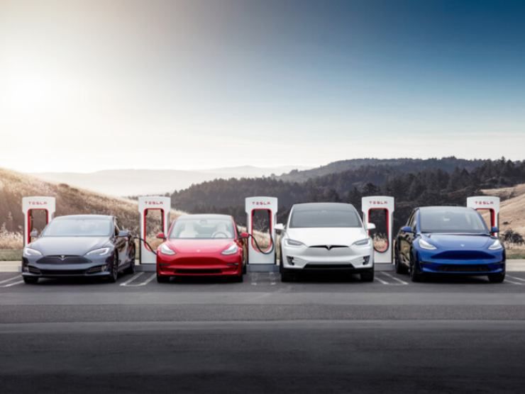 Le auto Tesla (Ansa) 7.12.2022 fuoristrada