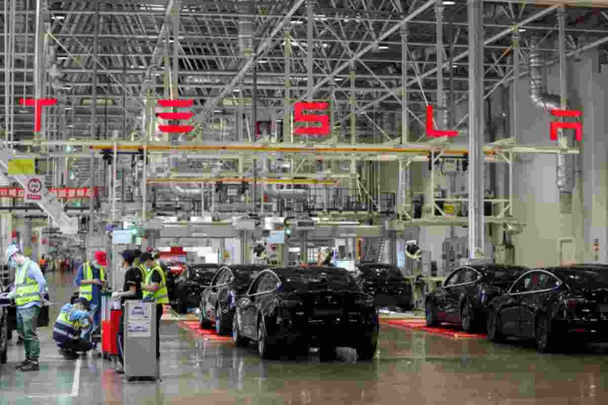 Lo stabilimento Tesla a Shanghai (Ansa) 27.12.2022 fuoristrada