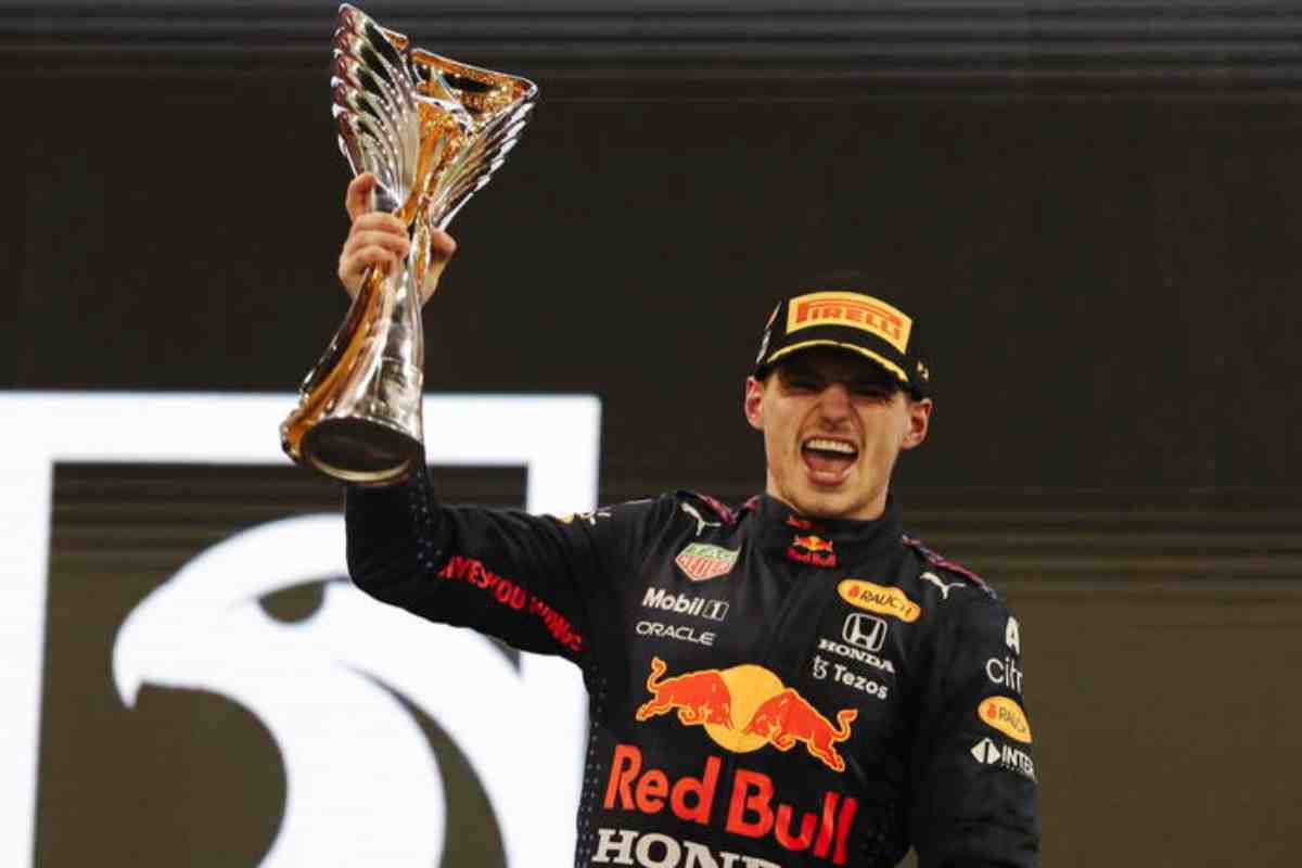 Max Verstappen (Ansa) 23.12.2022 fuoristrada