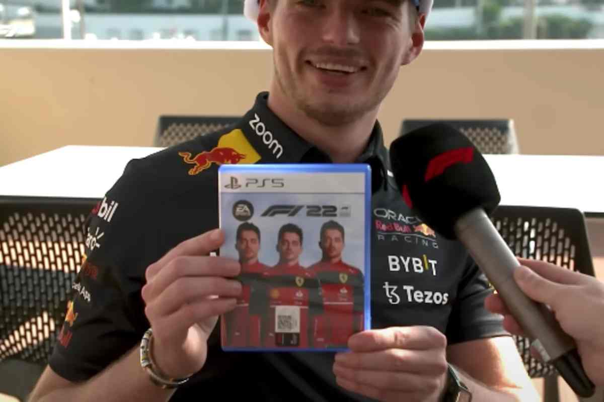 Verstappen mostra il regalo di Leclerc (F1 YouTube) 20 dicembre 2022 fuoristrada.it