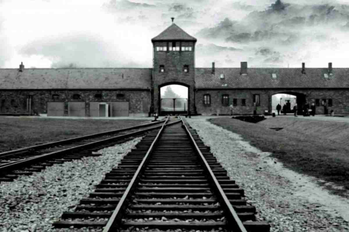 Auschwitz, il campo di sterminio che celebra da decenni l'orrore tedesco della seconda guerra mondiale (Web source) 27 gennaio 2023 fuoristrada.it