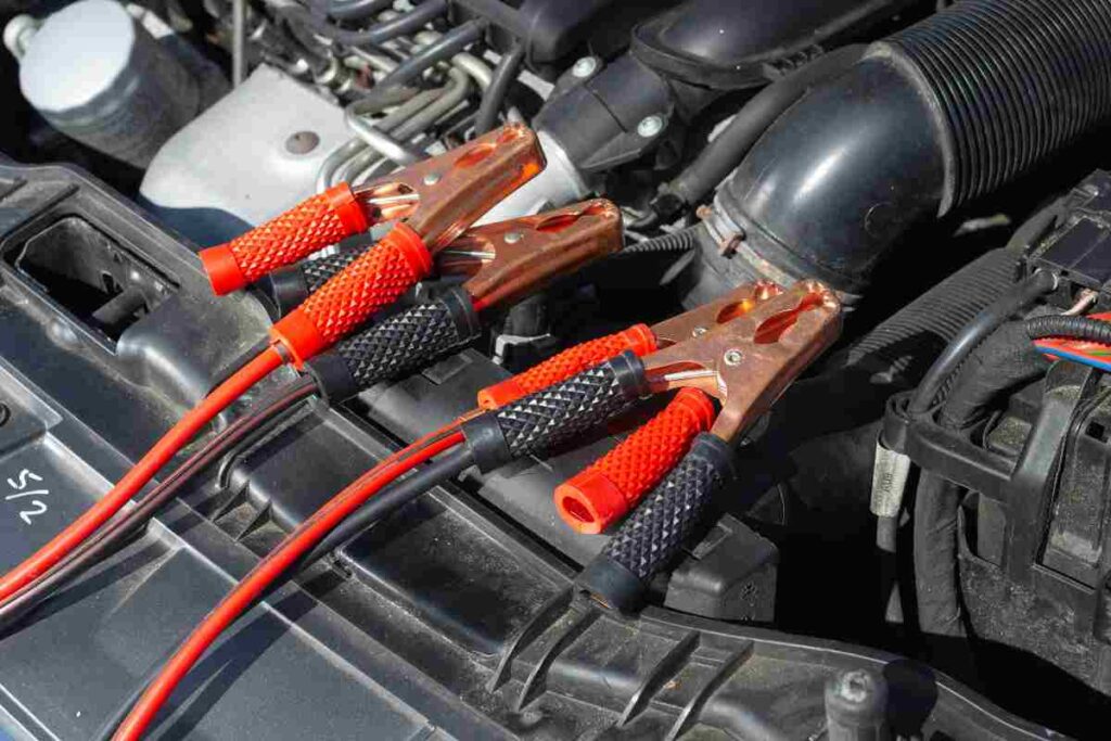 Come caricare la batteria dell’auto in 10 mosse in tutta sicurezza