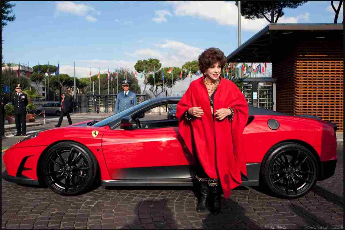 Gina Lollobrigida su di una Ferrari nel 2011 (Web source) 20 gennaio 2023 fuoristrada.it