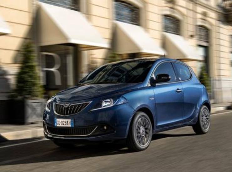 lancia ypsilon in una strada di città