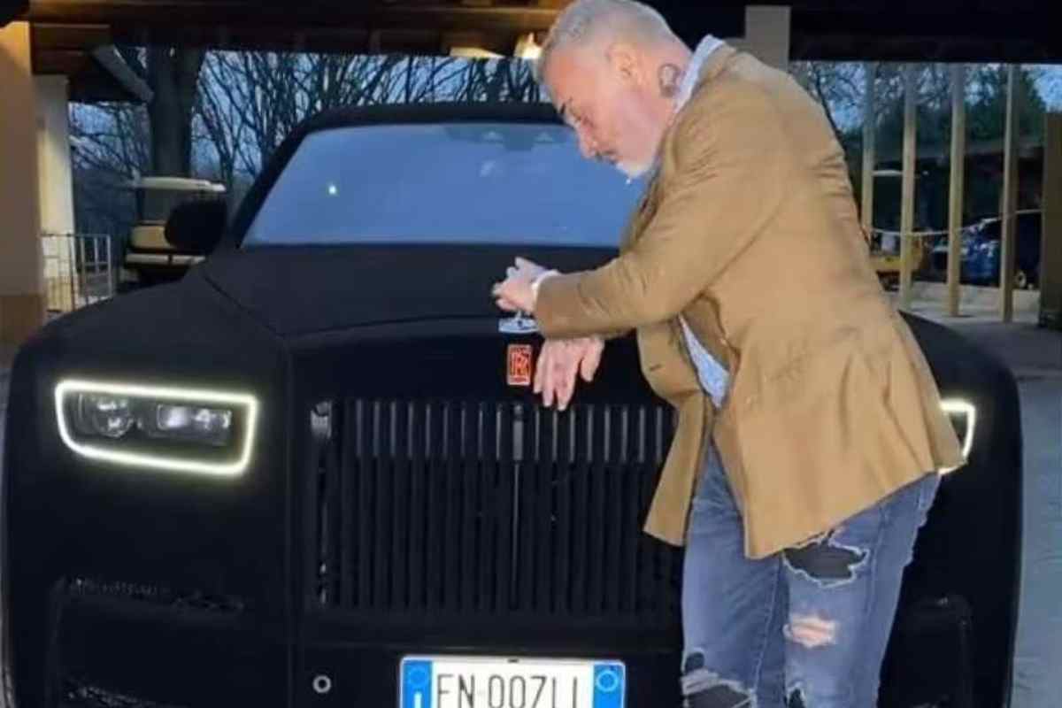 Gianluca Vacchi e la sua nuova Rolls Royce Phantom (Tik Tok) 10 marzo 2023 fuoristrada.it