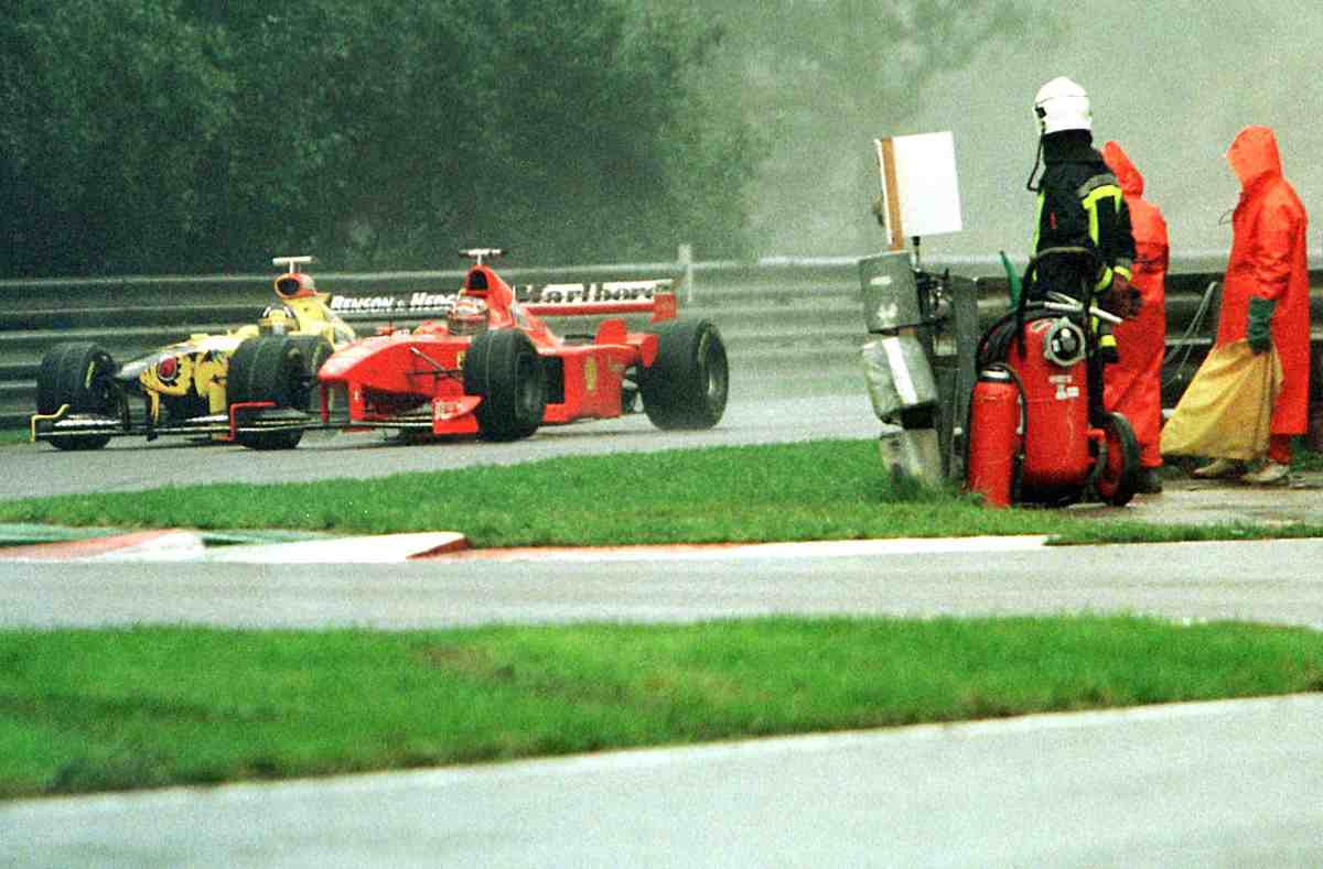 Schumacher in lotta con Damon Hull a Spa 1998 - Fuoristrada.it