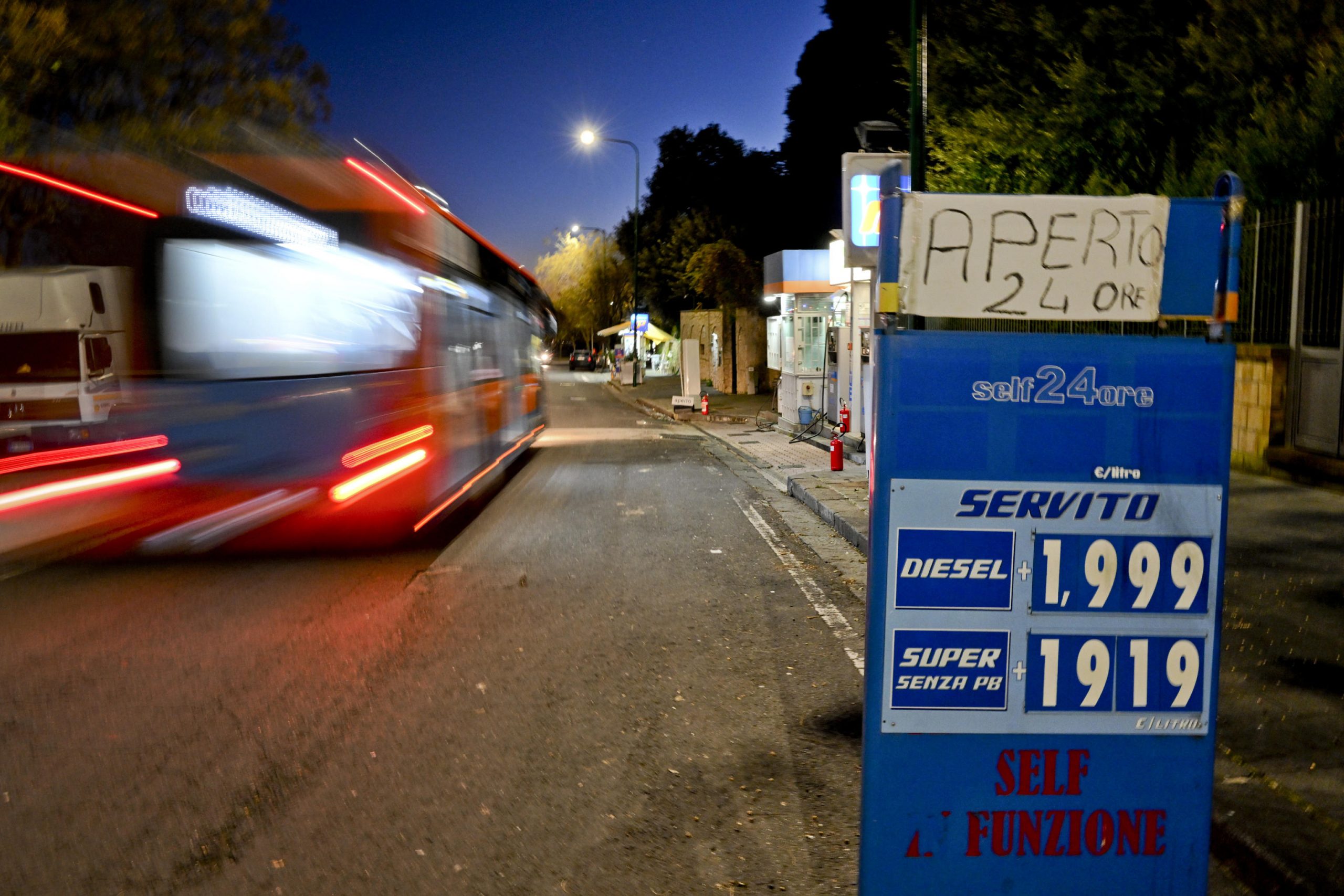 Benzina: Codacons, prezzi dovevano scendere molto di più