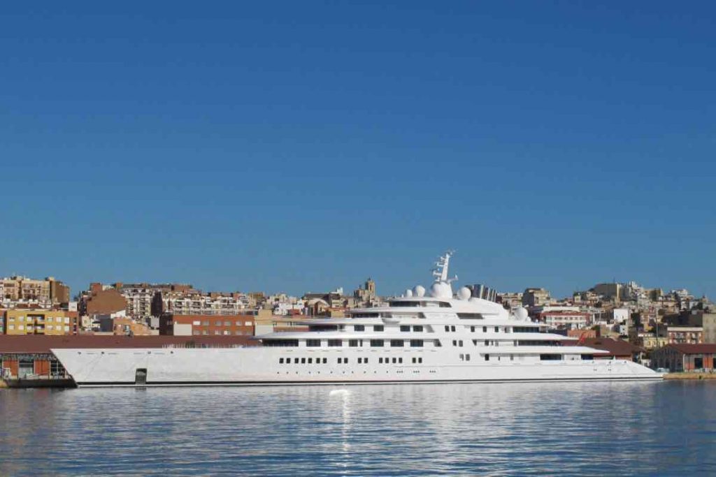 Azzam Lo Yacht Dell Emiro Ha Un Costo Pazzesco A Bordo E C Anche 