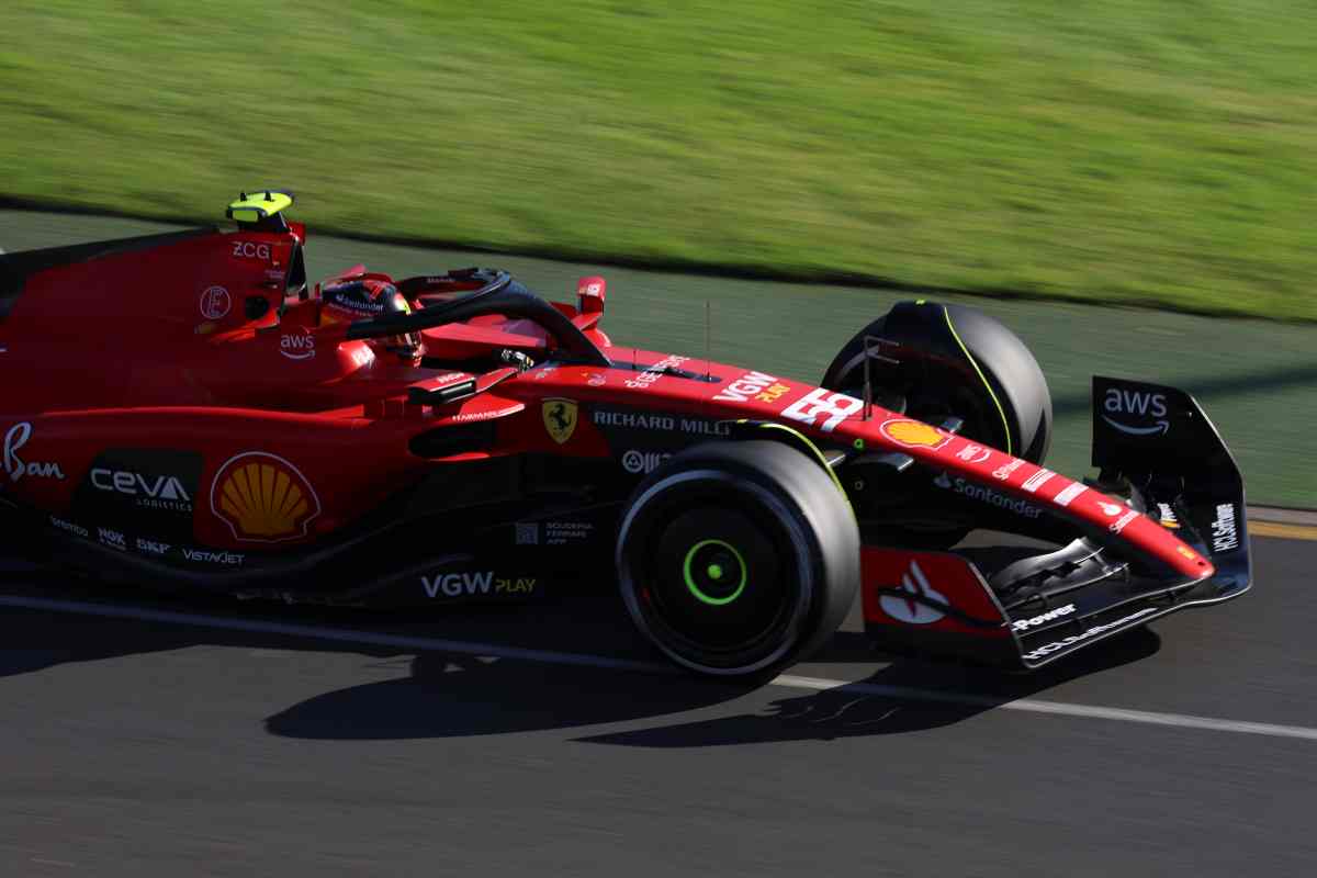 Carlos Sainz sulla sua Ferrari (fuoristrada.it - LaPresse)