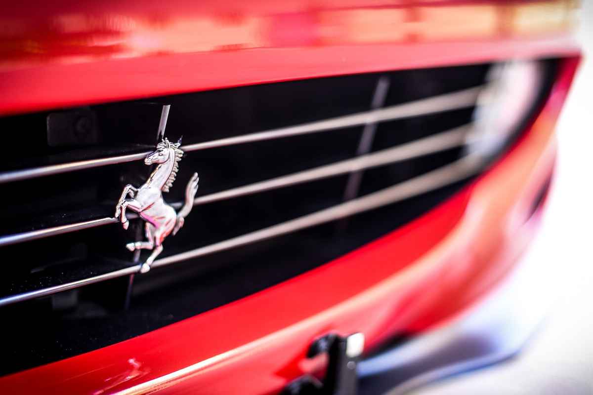 Ferrari (fuoristrada.it - Pixabay Foto di David Jewiss da Pixabay)