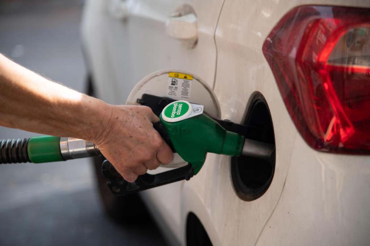 Prezzi carburante in calo 28-04-2023 Fuoristrada.it