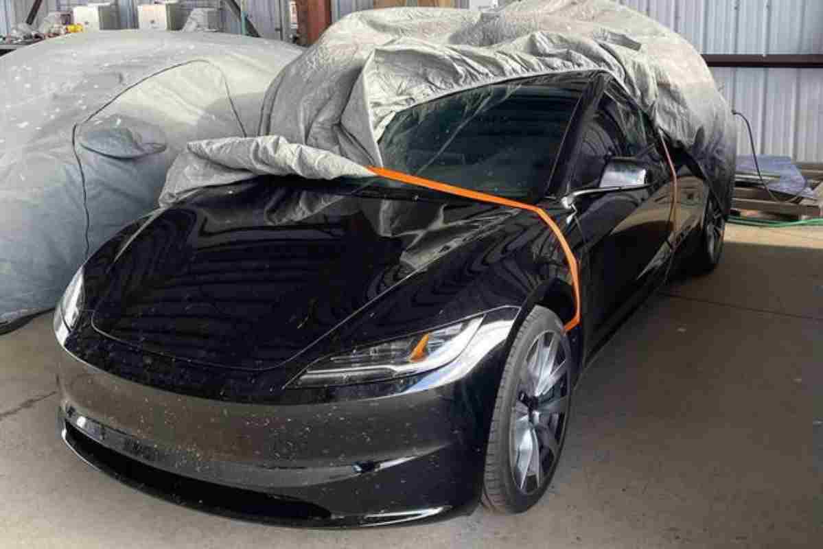 Tesla Model 3, foto spia del restyling (fuoristrada.it - Reddit)