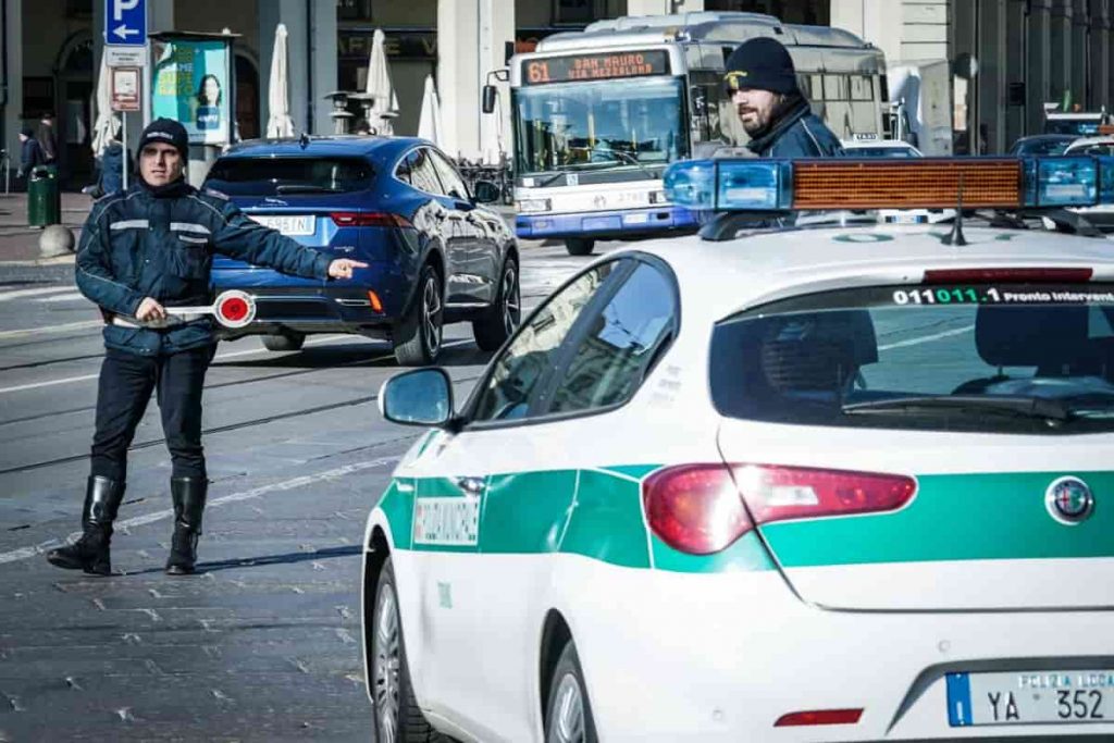 Alla guida di un’auto con targa estera: perché se sei residente in Italia non puoi farlo