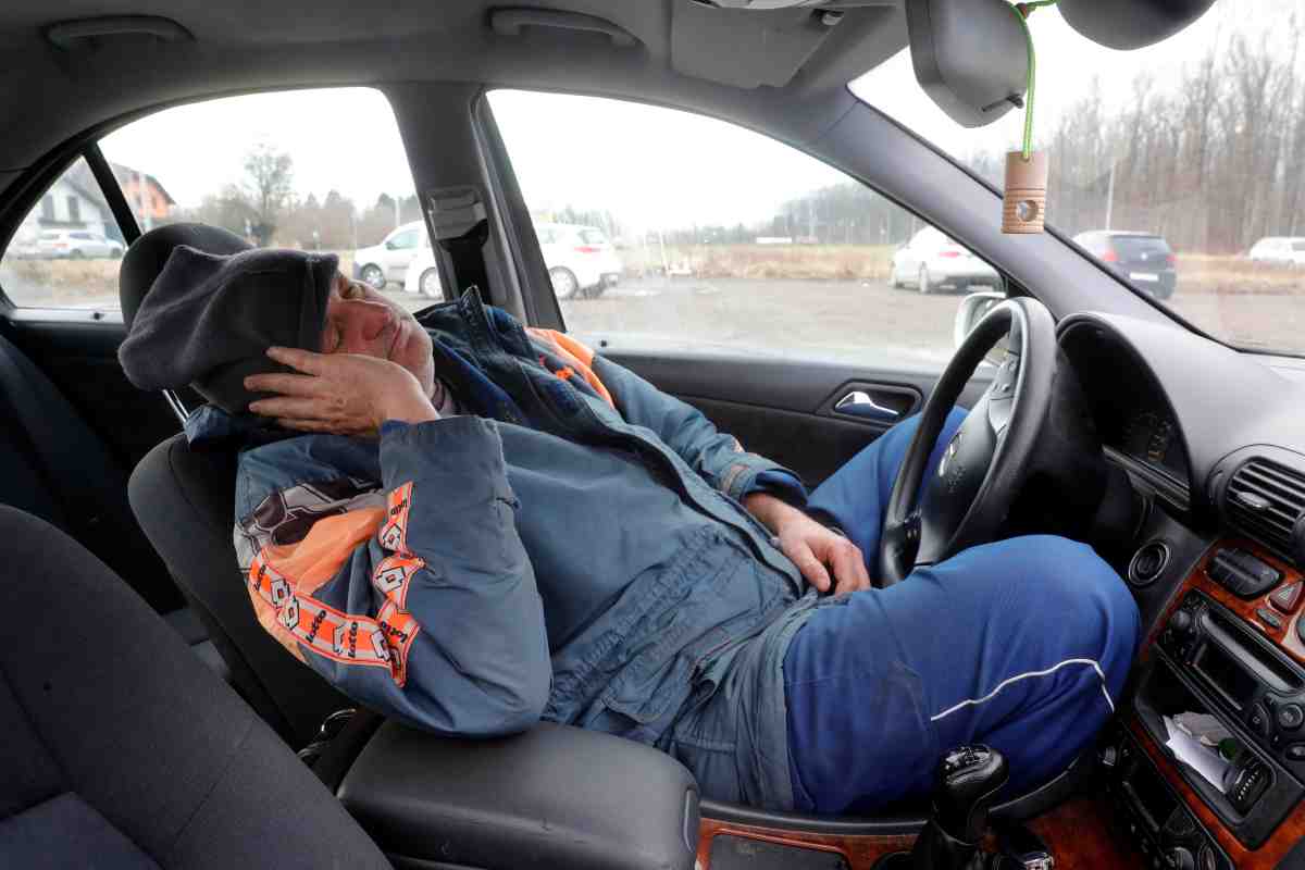 Uomo dorme all'interno della sua vettura
