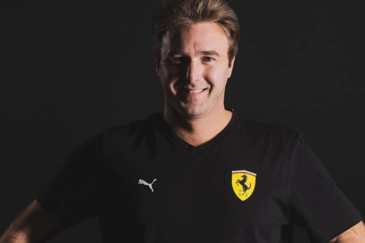 Davide Valsecchi con una t-shirt della Ferrari