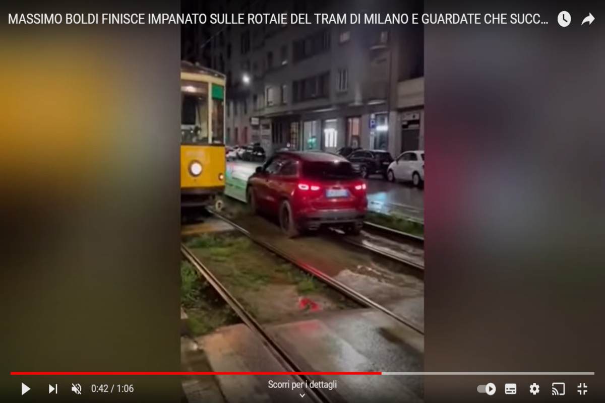 Massimo Boldi sulle rotaie con l'auto