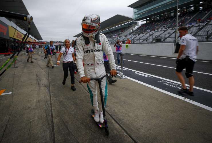 Hamilton sul monopattino in pit lane