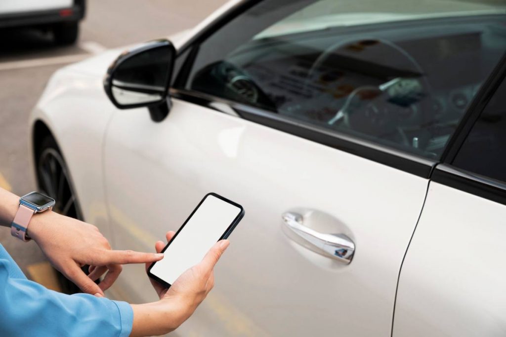 Le chiavi dell’auto non servono più, basta scaricare una di queste applicazioni sul telefono e il gioco è fatto: le istruzioni