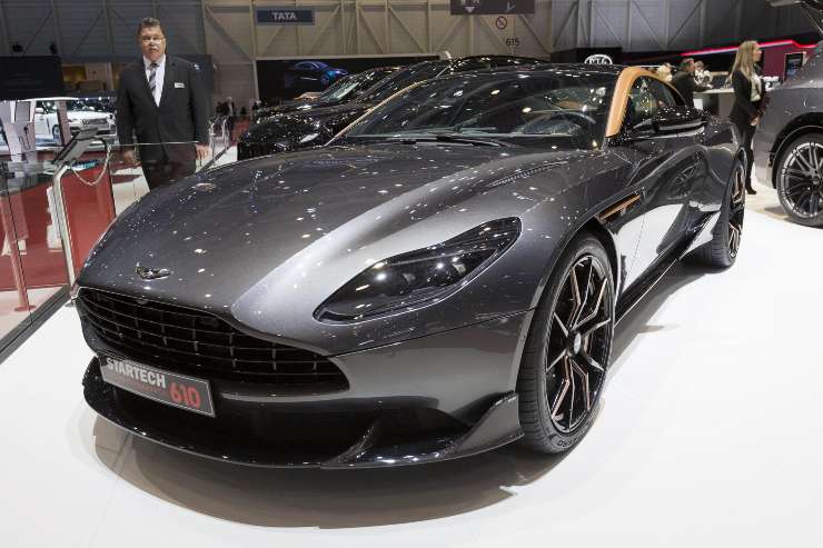 Aston Martin DB12 addio v12