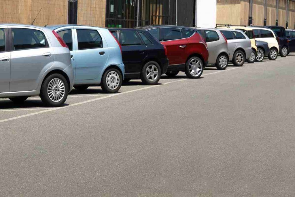 Quando Parcheggiare L Auto In Doppia Fila Permesso In Questi Casi 