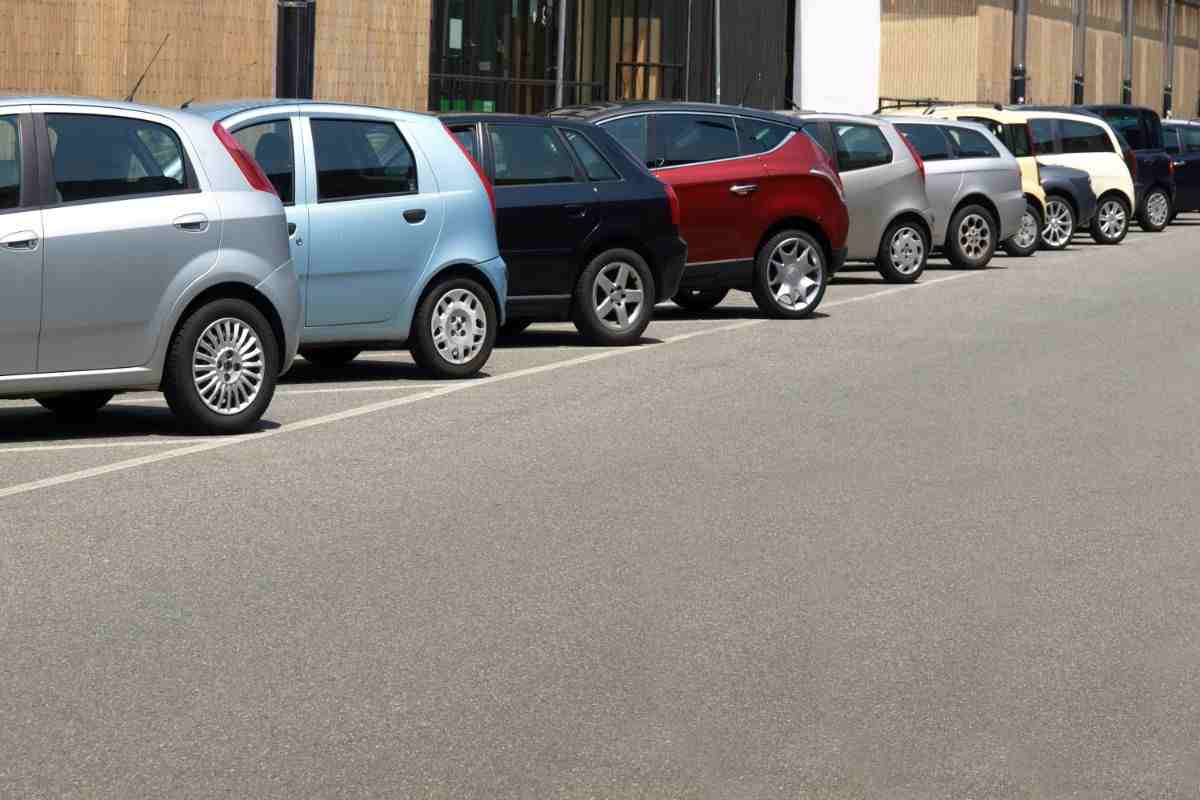 parcheggio auto in doppia fila
