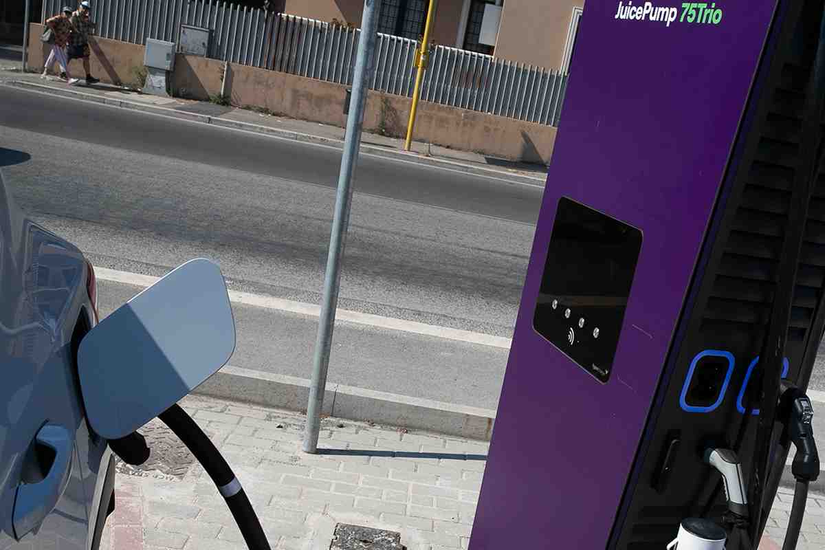 Come ricaricare auto elettriche quando guidi