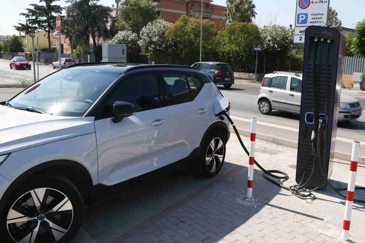 calo vendite auto elettriche