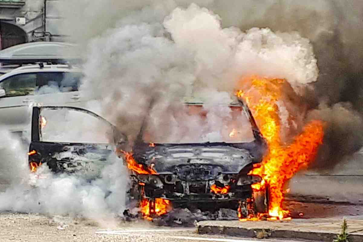 Auto elettrica in fiamme