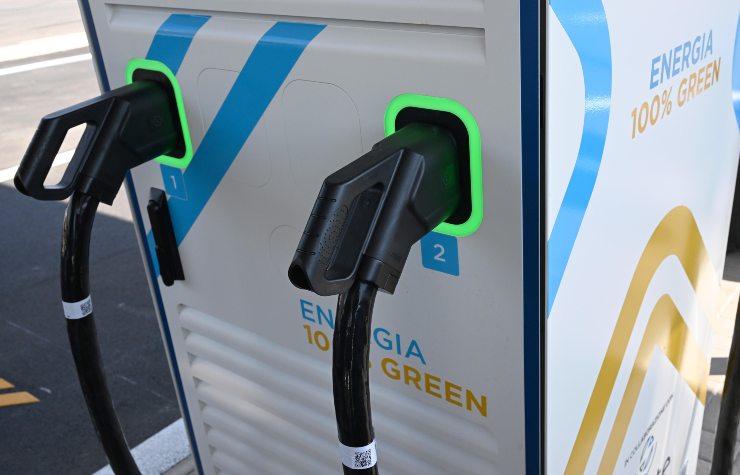 Il peso delle auto elettriche danneggia le strade