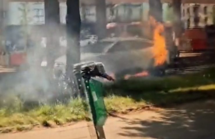 Video auto elettrica incendiata