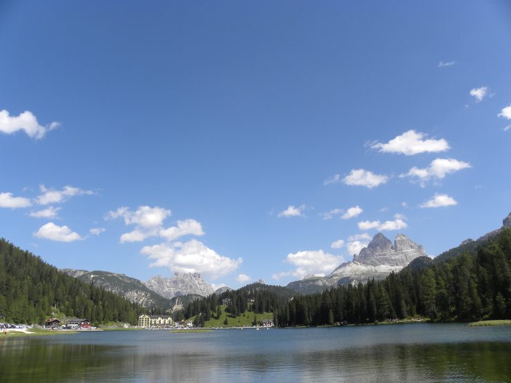 Auto nel lago per un turista