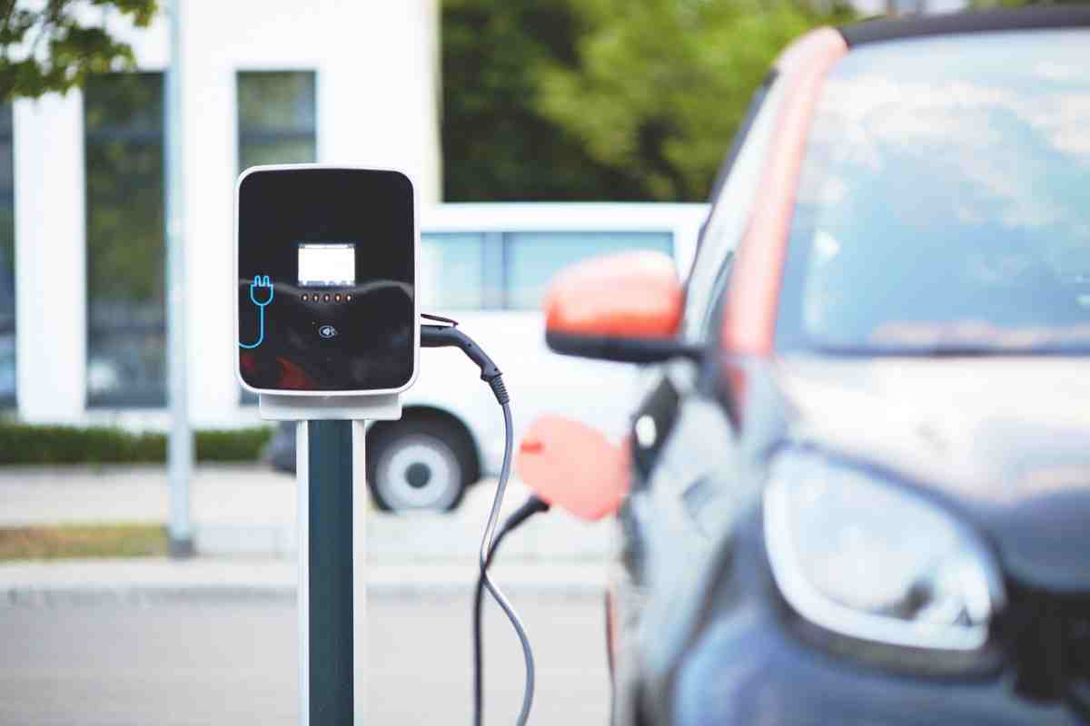 auto elettriche costi gomme riparazione assicurazione