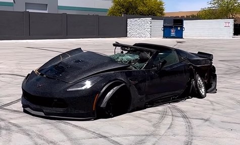 Corvette Z06 completamente distrutta