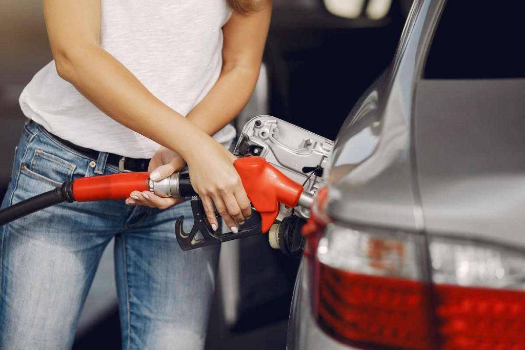 Auto, con questo trucco “aumenti” il tuo serbatoio: ecco come fare