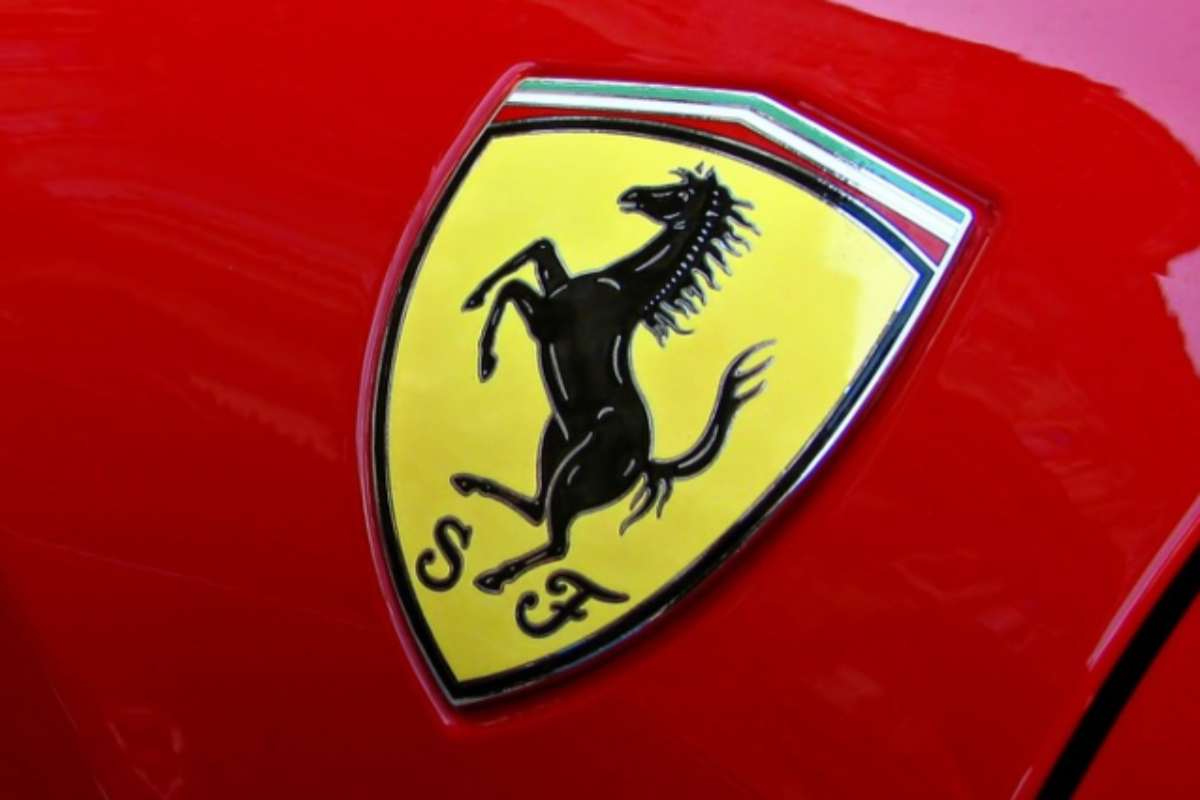 Ferrari d'epoca salta fuori nel posto più assurdo