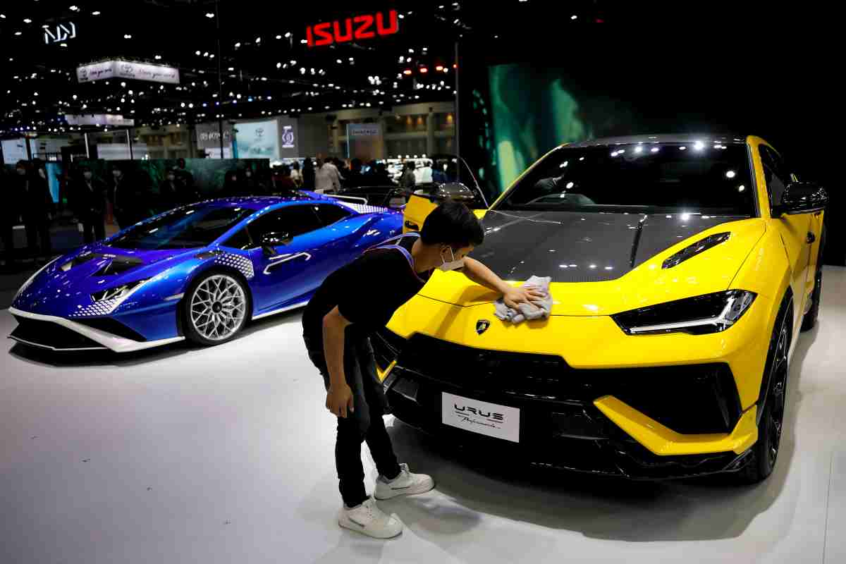 lamborghini nuovo modello sfida bmw